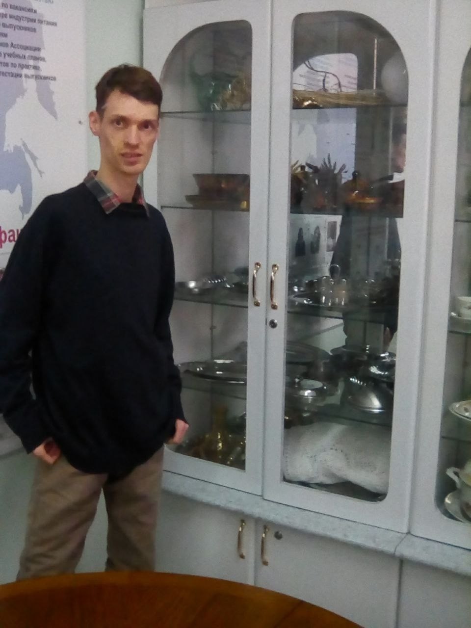 Я из того поколения что помнит посуду в стеклянных шкафах,и знаете мне нравится эта эстетика.
Данное фото сделано несколько лет назад,кода я ходил на курсы.Какие?Может как нибудь расскажу
#селфи#посуда#советскаяэстетика#старыефото