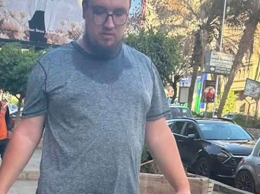Российский айтишник перестал потеть и застрял с семьёй в Египте почти на год

На отдыхе в Хургаде у 30-летнего Михаила внезапно исчезло потоотделение. Из-за жары мужчина ежедневно находится на грани обморока, страдает от обезвоживания, а его пульс подскакивает до 200 ударов.

На обследования семья потратила все сбережения — $8 тысяч, но врачи причину недуга не нашли. Россиянин больше не может работать и почти не выходит на улицу. Визы давно просрочены, а денег на штрафы и возвращение в Москву не осталось.