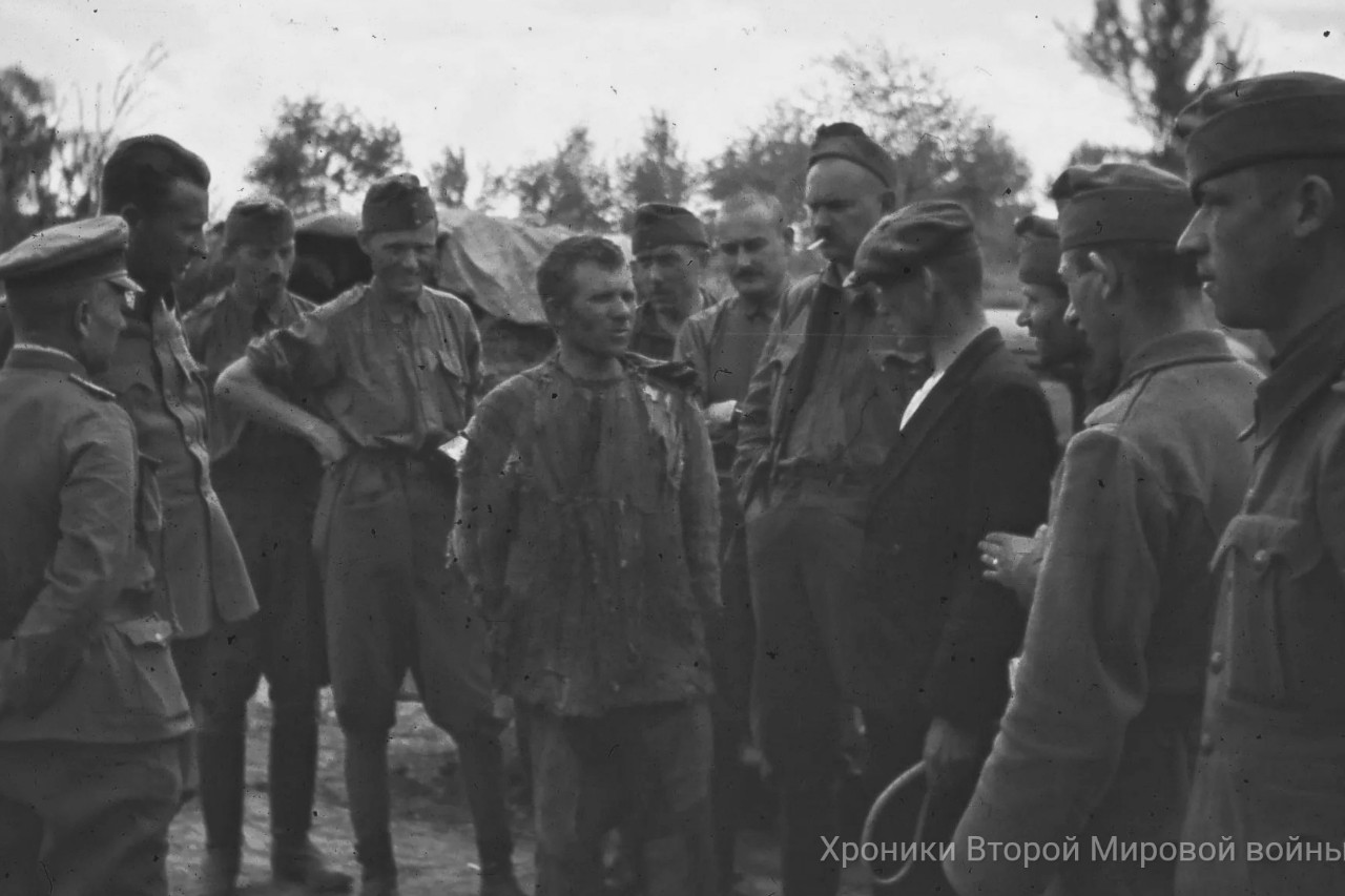 Хроники Второй Мировой войны. в LOOKY — Венгерские солдаты ведут допрос советского военнопленного. В