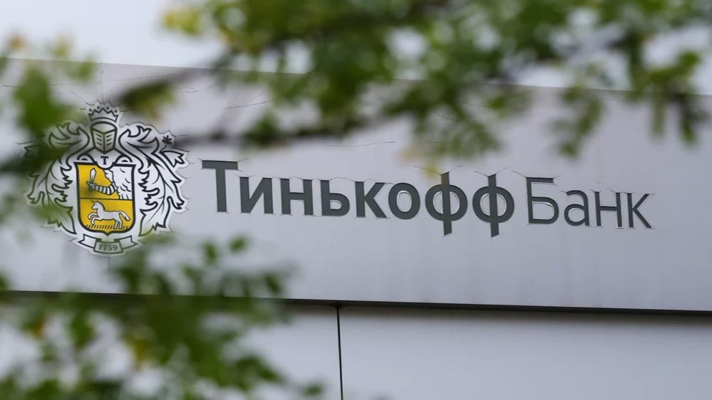 Тинькофф ответил на вопросы связанные с блокировкой. 

• Будут ли доступны рублевые бумаги, торгующиеся на Мосбирже?

Да. Торговля бумагами с расчетами в рублях на Мосбирже (в том числе TCSG, AGRO, CIAN, ETLN, FIVE, FIXP, GEMC, GLTR, HMSG, MDMG, OKEY, OZON, POLY, VEON-RX, VKCO, YNDX, HHRU, QIWI, SFTL) проходит в стандартном режиме.
 
• Что будет с моими иностранными ценными бумагами в связи с блокирующими санкциями ЕС? Каких бумаг это коснется? Я смогу дальше торговать?

Мы разработали решения на различные варианты развития событий, в том числе и для такого. Мы переносим иностранные ценные бумаги, торгующиеся на СПБ Бирже на неподсанкционную кампанию. Во избежание риска блокировки, а также чтобы осуществить все необходимые действия для переноса, мы временно приостанавливаем торговлю иностранными ценными бумагами. В течение 1-3 недель мы планируем запустить торги.
 
• СПБ Биржа приостановит обслуживание Тинькофф Банка в связи с блокирующими санкциями?

Так как СПБ Биржа взаимодействует с европейскими учетными институтами, с целью защиты клиентских активов от потенциальных рисков, участие Тинькофф в торгах было приостановлено.
 
• Куда вы переводите активы? Это сторонний брокер?

Мы переводим активы в новый неподсанкционный депозитарий. Торги иностранными ценными бумагами, а также весь функционал будет доступен, как и ранее, в мобильном приложении. Мы проработали эти решения и договоренности еще несколько месяцев назад, поэтому процесс переноса торговли не должен занять более 1-3 недель.
 
• Будут ли заблокированы бумаги, как это было в мае 2022 года?

Нет, ценные бумаги не будут заблокированы. Блокировка в мае 2022 года не была вызвана введением санкций в отношении брокеров.
 
• Что будет с моими маржинальными позициями?

Маржинальная торговля иностранными ценными бумагами будет временно приостановлена, иностранные ценные бумаги убраны из перечня ликвидных бумаг — пожалуйста, следите за маржинальными показателями, при необходимости пополните счет, чтобы избежать маржин-колла. По рублевым бумагам, торгующимся на Мосбирже, ничего не меняется, бумаги останутся в перечне ликвидных инструментов и будут учитываться при расчете маржинальных показателей.