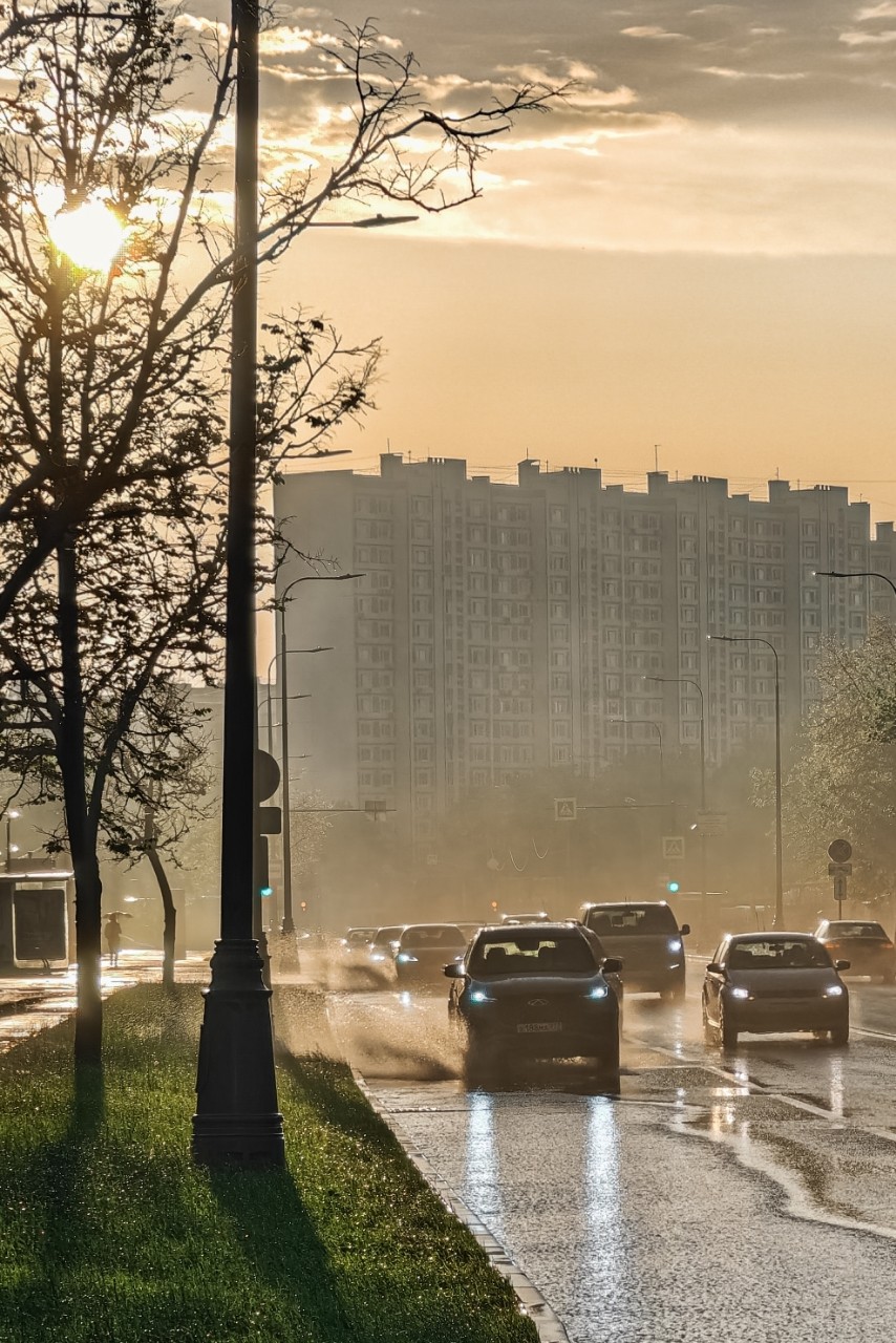 poboruev_landscape в LOOKY. #городскойпейзаж,#город,#вечер,#закат,#дорога,#дом,#многоэтажка,#небо,#дождь,#ливень,#машина,#автомобиль,#лужи,#фотонателефон,#фотонамобильный,#мобильноефото. Городские зарисовки....