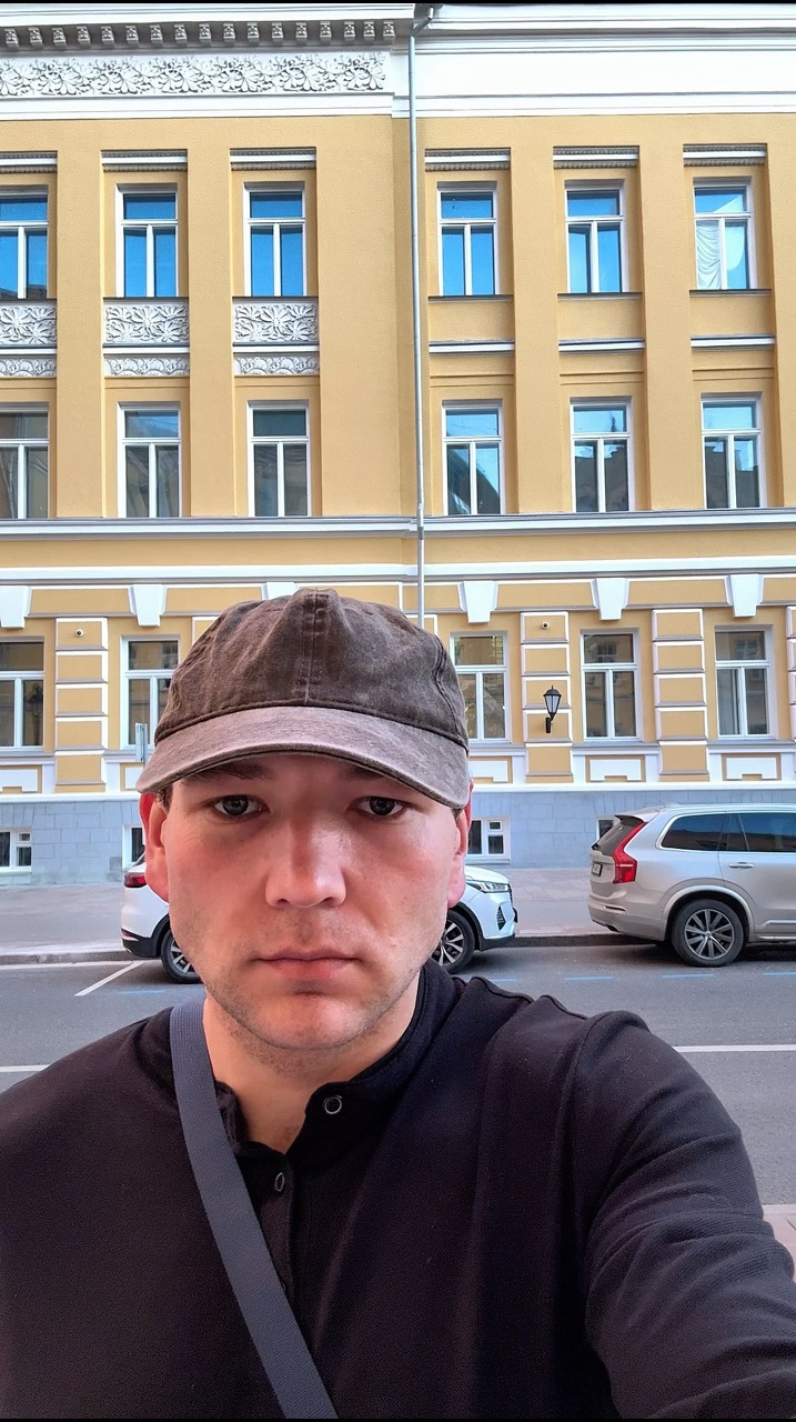 Никогда не понимал этих лайфстайл-блогеров философов, которые просто ставят телефон посреди улицы и начинают снимать себя и еще че-то там про жизнь говорят обычно.
Но всегда хотел так сделать 😂

Небольшой выход из зоны комфорта.

Мы же всегда боимся выглядеть странно, нелепо, громко, слишком заметно и иногда отказываемся от каких-то вещей не потому, что они нам не нужны, а потому что кто-то может на нас неправильно посмотреть.

Вчера захотел так сделать и всем вообще пофиг, никто даже взгляда на меня не кинул) 

А еще я там что-то говорил умное, но там вообще ничего не слышно и вы не сможете это доказать 🪄