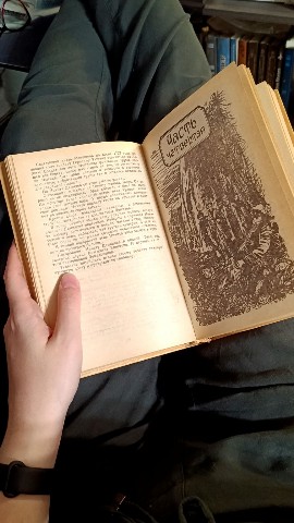 joni.reads.books в LOOKY. #книги,#читаюсейчас,#книжникитакиекнижники,#жиза. Полки ломятся от нов...