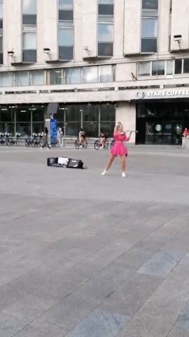 evgeniya_violin в LOOKY. #скрипка,#скрипачка,#электроскрипка,#москва,#уличныймузыкант,#музыка,#живаямузыка,#музыкант. Выступление у «Извес...