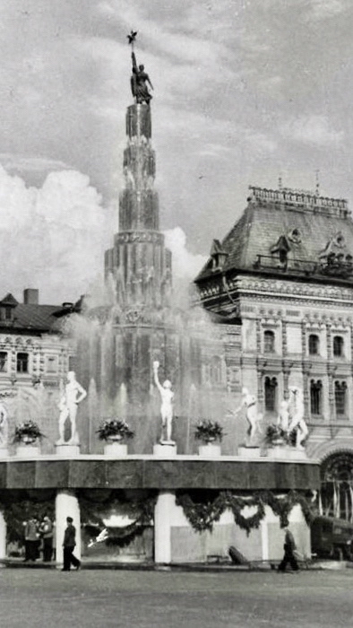 #Фонтан на Красной площади, #Москва, #1945

«Фонтан Победителей» — фонтан, был временно сооружён на Лобном месте Красной площади специально для проведения Парада Победы 24 июня 1945 года. Имел четыре яруса и высоту 26 метров. 
Был демонтирован после проведения парада.


[#краснаяплощадь](краснаяплощадь) #лучшийгородземли #москвалучшийгородземли
#московскиеулицы
#московскаяистория
#историямосквы
#moscow
#москвалюблютебя
#красиваямосква
#стараямосква
#красотамосква
#твоямосквп
#моямосква
#твойгородтвоедело
#москвалюбимая
#москвасейчас
#москвапрекрасна

⚠️все права принадлежат авторам фотографий и их законным представителям