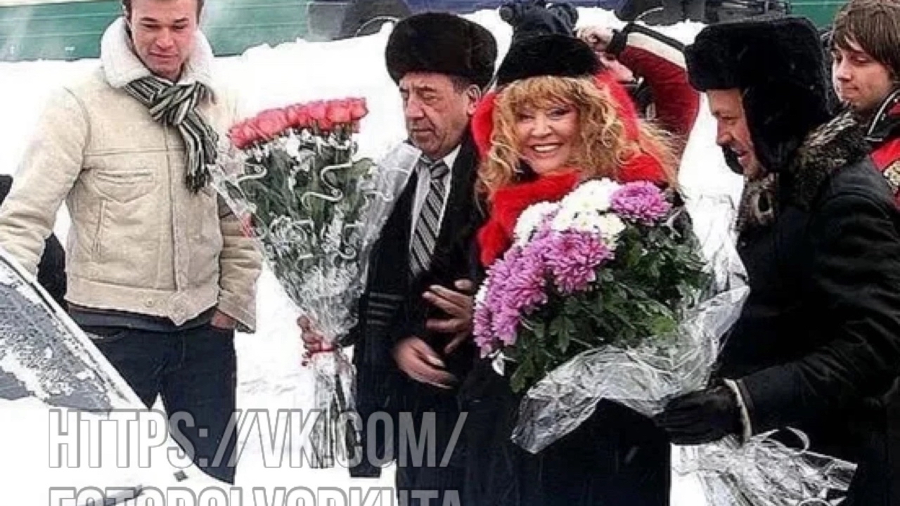 Старую фотку выложили, Пугачиха приезжала в Воркуту. Лично мэр Шпектор встречал. 

Заняла в гостинице целый этаж, ни в один ресторан зайти не сподобилась - готовил личный повар. 


Меня недавно спросили «а с чего это ты взял что человечество является УСЛОВНОРАЗУМНЫМ»? 

А разве можно считать Разумной цивилизацию в которой клоуны да певуны живут как короли, в то время как полезные люди живут весьма скромно?

Разве можно считать цивилизацию разумной, которая уничтожает собственную планету ?

Разве можно считать цивилизацию разумной, которая бумажные фантики возвела в ранг высшей движущей силы?

За бумажки продаются земли, ресурсы , люди, идеи, время, жизни и так далее. 

Не напоминает ли это вам папуасов , которые продали свои реальные богатства за бусы и стекляшки? #россия #земля #попса #пугачева #люди #разум [#пробуждение](пробуждение) [#осознание](осознание) [#планета](планета) #цивилизация [#дикари](дикари) 