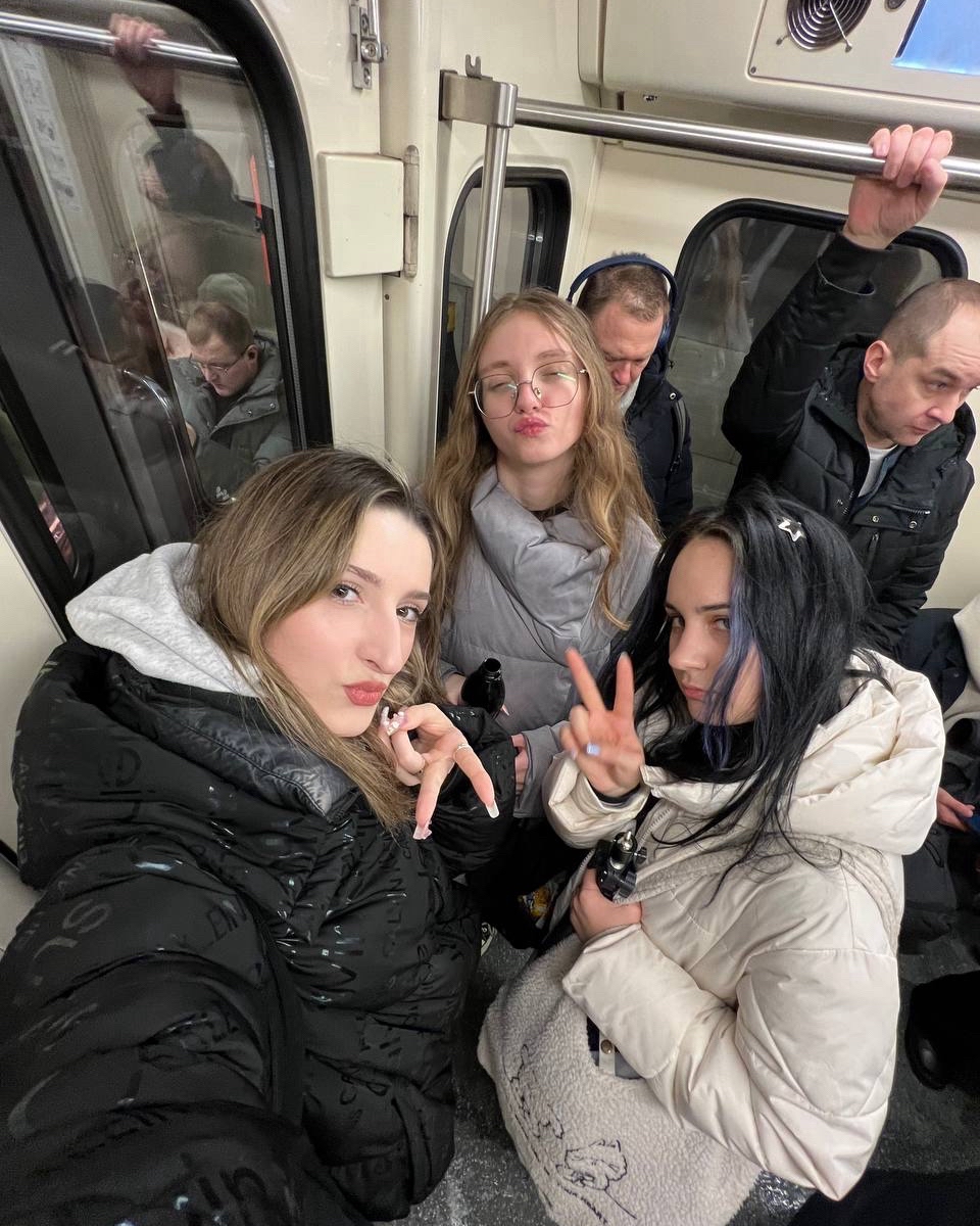 Всем привет!✨ Мы московская каверденс команда PinkWeb!🩷
Будем выкладывать сюда нашу танцевальную жизнь✌🏻