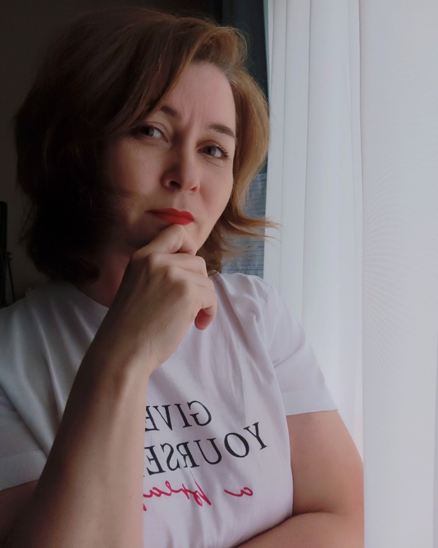 Нескучное детство, или Как я играла на деньги

Да, было — играла на деньги. Вспомнила об этом недавно, когда младшая дочь в очередной раз сказала: «Мне скучно». Как же бесят меня эти слова! Б-е-с-я-т😤

Вырубили интернет, забрали гаджеты, не разрешили смотреть телевизор — всёёё, наступила беспросветная скукотища. Как будто серая мгла накрыла дом и парализовала жизнь отдельно взятого подростка.

У меня в детстве не было интернета и смартфонов. Телевизор в качестве развлечения был не полезнее пустой коробки: детские передачи показывали редко. Ну и бонус — я родилась и выросла в деревне. И не скучала. Кроме игр с подружками, читала, вышивала, каталась на велосипеде, помогала по хозяйству, а когда было нечего делать — мечтала. 

Выдала вот это всё дочери и вспомнила...

Мне 12-13 лет. Лето. Настроение в тот день было какое-то мутное и я, чтобы отвлечься, придумала игру. Играла на деньги сама с собой. За каждый выпитый стакан воды платила себе 5, может, 3 копейки, точно не помню 😱

Думаете, легкие правила? Не фига. После третьего стакана пить уже не хочется. А надо. На кону деньги. В меня уже не лезет, кажется, что ещё один глоток и деревню затопит. Пила осторожно, по чуть-чуть, чтобы вода успевала распределяться по телу. Сначала считала стаканы, было интересно сколько смогу выпить. Потом организм дал сигнал бежать и я рванула к финишу, распугивая разомлевших на солнце кур. Успела. 

Не помню сколько выпила и сколько выиграла, зато отчетливо помню путь до туалета. С тех пор на деньги не играю. Рискованное это дело😉

Как вы развлекались в детстве?