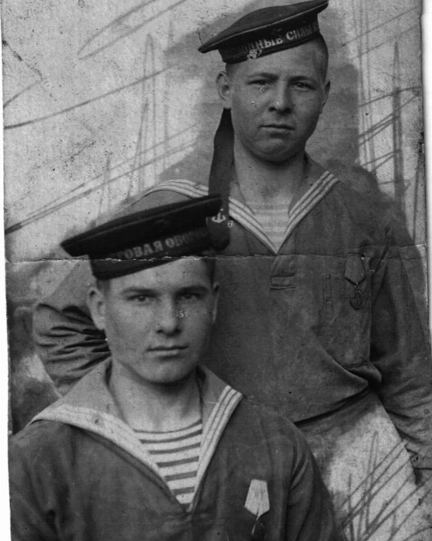 «… Лида, я шлю тебе фотокарточку, снимался с одним товарищем. Ты, наверное, меня узнаёшь: я сижу, а мой друг стоит. … Лида я сейчас стал совсем другой на характер, стал грубее, если кто скажет не по-моему или что сделают не по-моему ,то я нервничаю…» Из письма брата моей бабушки, 1943 г.
#МОЙГЕРОЙ
#ДЕНЬПОБЕДЫ
[#9МАЯ](9МАЯ) 
