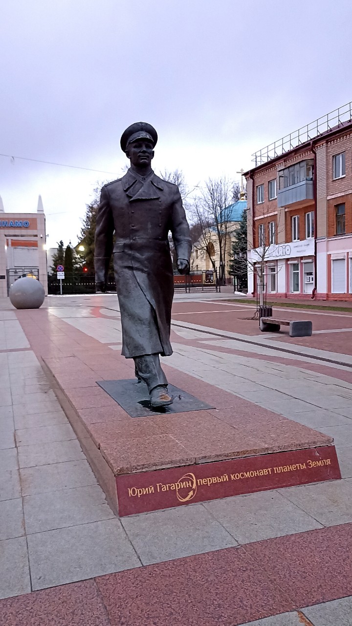 Katya Yozhik в LOOKY — Памятник Гагарину в Брянске [#памятник](памятник) [#гагарин]