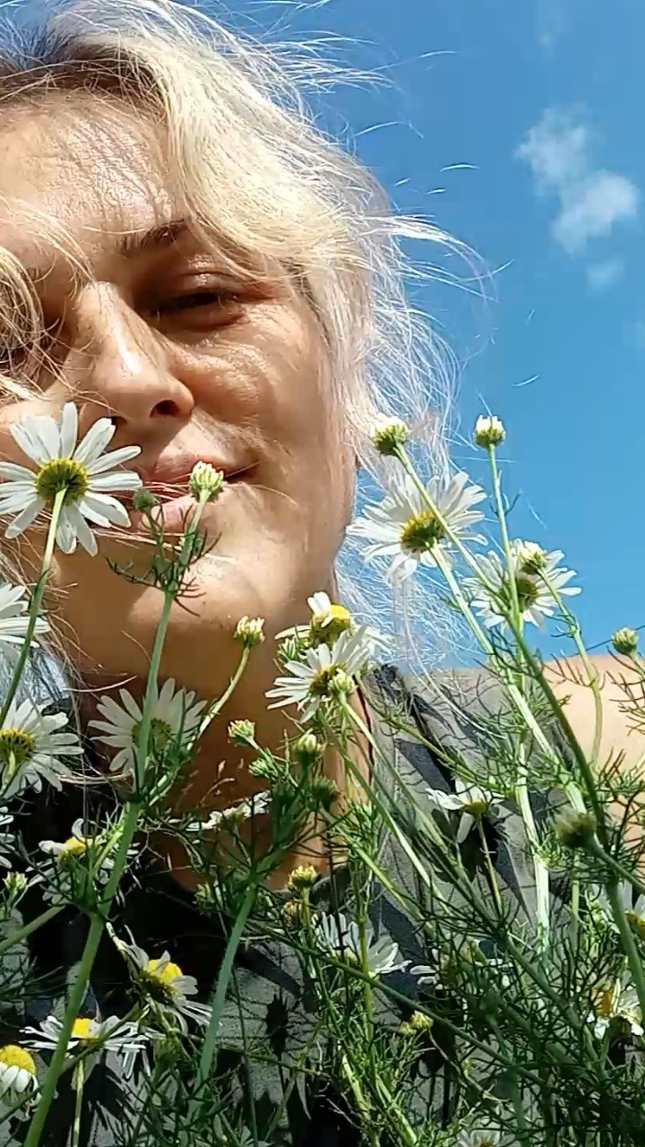 А какая ты сегодня ромашка 💛🤍💛🤍 Любишь... Не любишь... К сердцу прижимаешь... Или к чёрту посылаешь...
.
Вчера было очень солнечно 🌞 и цветочно 🌼
#август #дача #цветыия