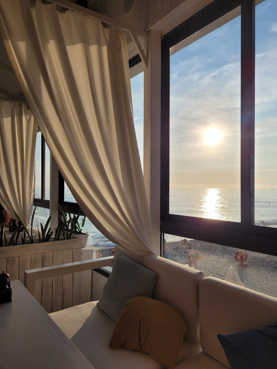 Не ошибается тот, кто не живёт. НЕ ЖИВЁТ.

В какой-то момент роль ученика очень сильно затягивает, там безопасно, там нет такой ответственности, ответственности за свою ЖИЗНЬ. 

Эту роль порой сложно увидеть самостоятельно, увы.

Кто-то большой и значимый придёт и скажет как нужно.
Но, как нужно тебе, знаешь только ты!
Выйти из этой роли - это возможные ошибки, а вдруг я сделаю что-то не так. Вопрос: кто в твоей жизни определяет так или не так? Ты? 
Не так можно исправить, а если и нет, то сложить в копилку СВОЕГО опыта! 

Не ошибается тот, кто не живёт. 

НЕ ЖИВЁТ.

#YASNO #ПознаниеСебя
#ПутьКСебе
#ВнутренняяОпора
#Осознанность
#ЛичнаяСила
#ОтветственностьЗаСвоюЖизнь
#ВыборСебя