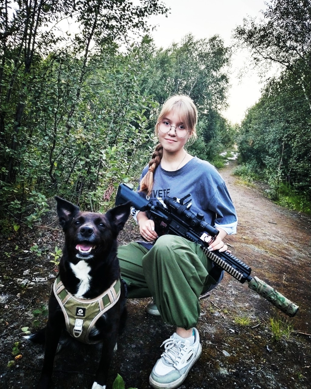 Девочки тоже любят пострелять 🤣
Страйкбол