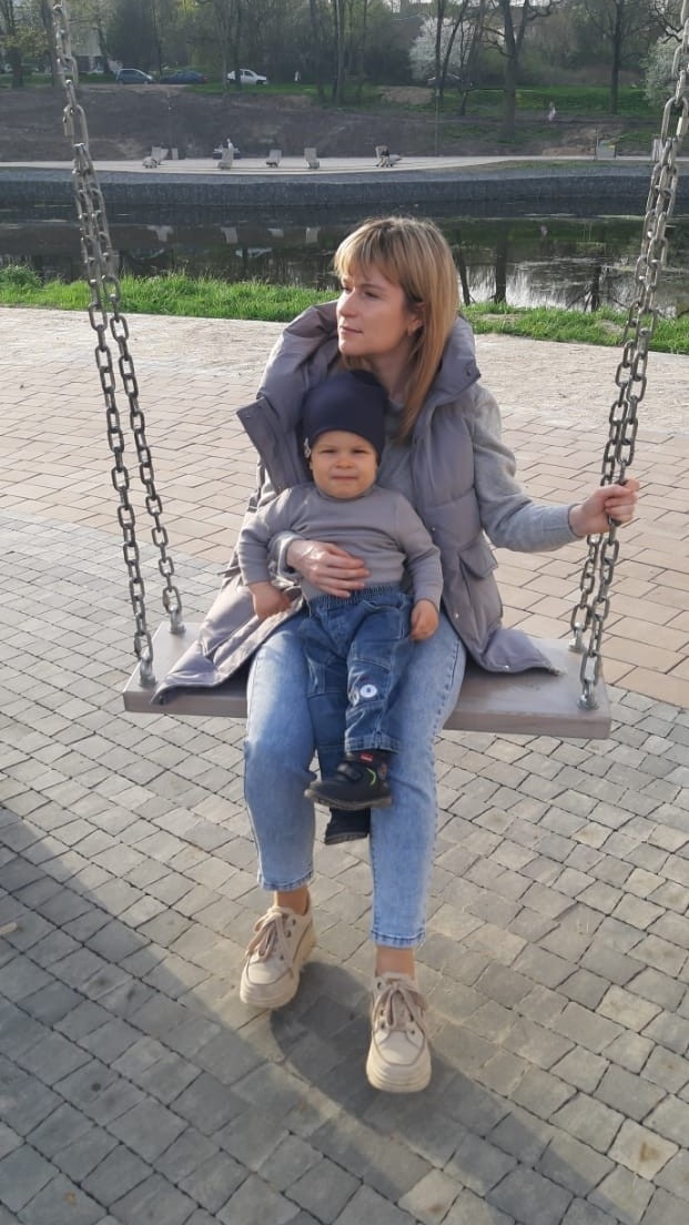 Апрель радует погодой. Репетиция лета🌞 Отлично погуляли - мама, папа, я - дружная семья! Данька любит качели и мое детство не закончится, покуда попа в качели помещается🤣