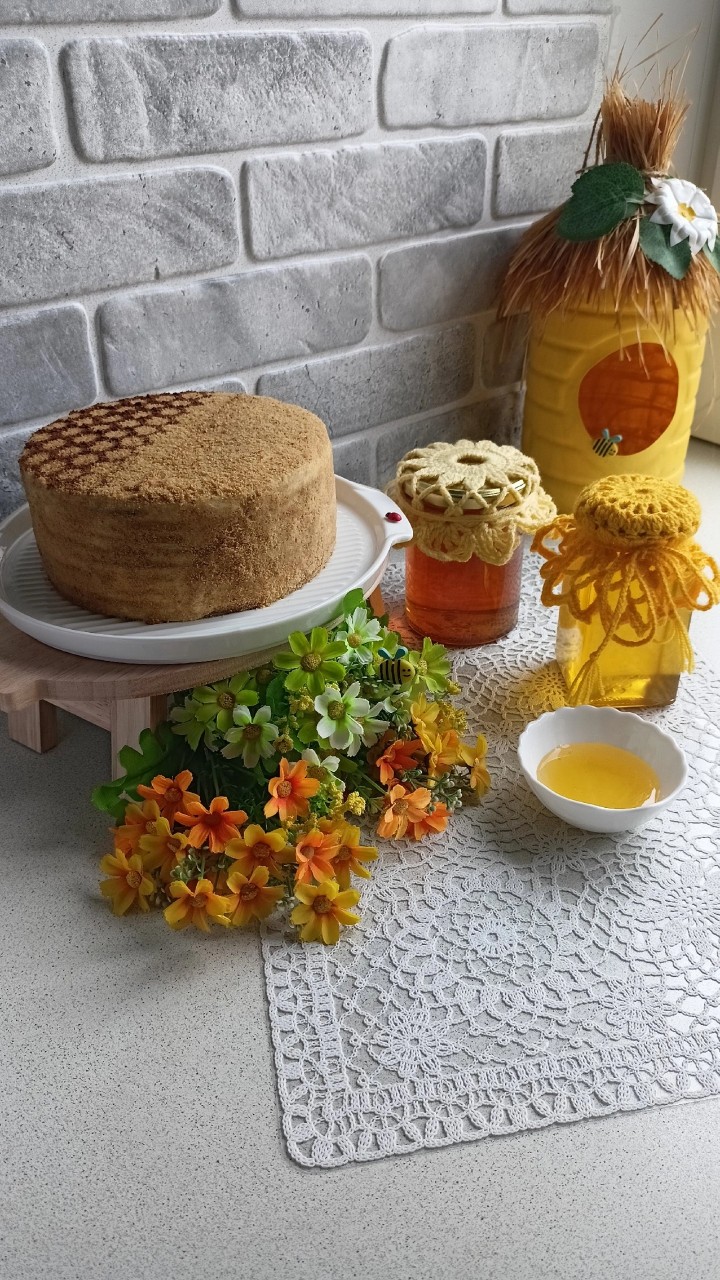 Медовый Спас🐝🍯
На мой взгляд один из самых вкусных наших праздников🥳
В чистом виде мёд кушаю очень и очень редко. Хотя помню, что в детстве дома часто бывал липовый чай с мёдом. Причём липу привозили из отпусков, из Перми😉
Сейчас же мёд покупаю в основном для моих вкусных медовичков и других десертов, в которых не используется сахар. Заказываю через соцсети с Алтайского края, да, с пересылкой выходит не дёшево, но в данном случаи для меня важнее качество. Долгое время наблюдала в ОК за страничкой пасечницы с Алтая и вот уже третий год беру именно у неё, ни разу не пожалела❤️

А вы любите мёд? Где покупаете? 

Салфеточки на банки связала крючком, можно сказать, в последний момент🙈 
За идею и схемки спасибо ГОРНИЦА РУКОДЕЛИЙ - курсы рукоделий Пермь (группа в ВК)