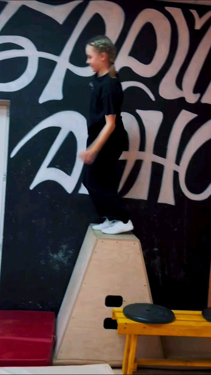 Павел Тигр в LOOKY. #pavelthetigr,#павелтигр,#tigrstudio,#паркур,#спорт,#sports,#курган. Интересная игра полу...