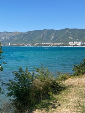lovegelendzik в LOOKY. #lovegelendzhik,#геленджик,#лето,#курорт,#курортыроссии,#море,#горы,#бухта,#набережная,#looky,#look_блогер,#looky_контент,#looky_you,#лето2026. Немного ветрено, но ...