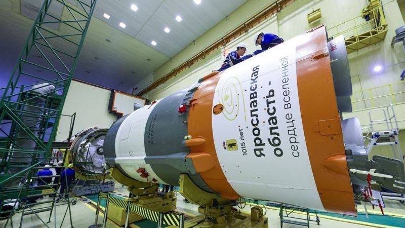 Готовится к запуску ракета-носитель «Союз-2.1б». На ее корпусе размещен слоган «Ярославская область – сердце вселенной». 

Ракета выведет на орбиту космический аппарат дистанционного зондирования Земли «Ресурс-П» №5. Старт запланирован на 25 декабря в 10:45:42. Об этом рассказал губернатор Ярославской области Михаил Евраев.

«Для нас это большая честь и признание заслуг региона в развитии отечественной космонавтики. Ярославская область вписала в историю освоения космоса имена Валентины Владимировны Терешковой, Валерия Ивановича Токарева, Алексея Николаевича Овчинина, который сейчас совершает свой третий полет и работает на МКС. Свой вклад вносят наши предприятия. Ярославский радиозавод является одним из ведущих поставщиков комплектующих для космических аппаратов большинства проектов национальной космической программы»,
 – сказал глава региона.

Старт ракеты посвящен также 1015-летию Ярославля – столицы Золотого кольца, которое будут отмечать в 2025 году.

Ярославль в эфире