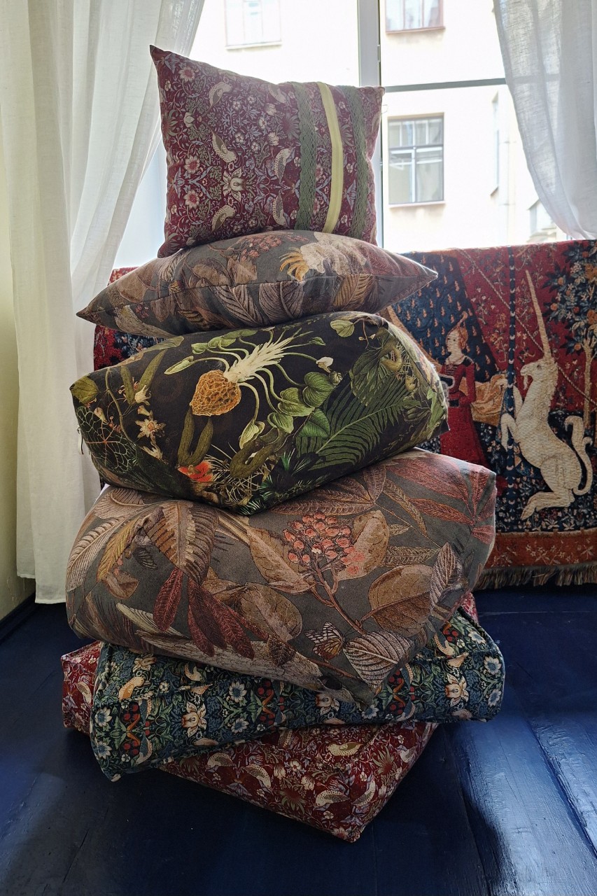 Дошила свой пуфовый #handmade, пристроила #лоскут интерьерного хлопка. Теперь, как это назвал ребенок, у меня целая страна пуфов.
Ну как дошила, шкурки были готовы давно, а вот синтепон для набивки в связи с нонешними  временами пришлось ждать. Ну и конечно же, скупой платит дважды: взяла #синтепух вместо синтешара - потому что дешевле - но он даёт объем, при этом совершенно не даёт плотности, пока ты этот "пух" в #пуф не затаришь в буквальном смысле килограммами. В итоге получается слишком тяжело для таскания ребенком, буду менять на #синтешар.
Невероятно удобной для пуфа оказалась форма бискорню - прям идеально под любое седалище.