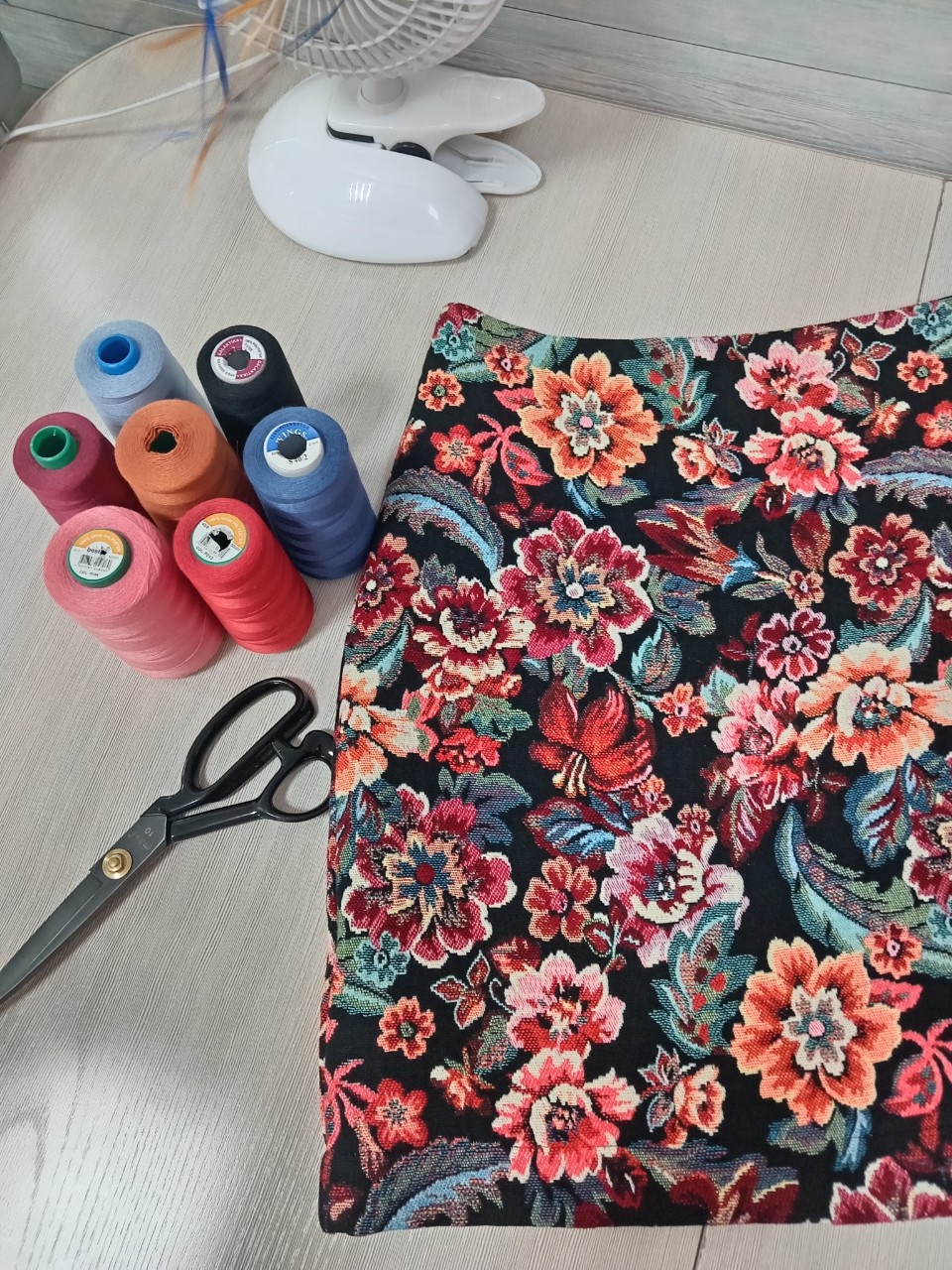 Мини юбка из гобелена с ноткой бохо шика для Катерины😍🥰
#гобелен #пошивназаказ #мояработа #индивидуальныйпошив #тренды #яркаяты