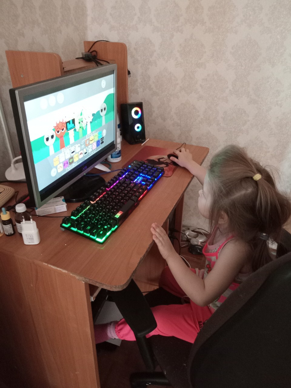Дочь научилась играть в компьютер