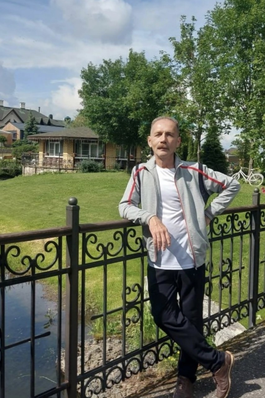 Приветствую!

          *         *         *

Тополиный пух, порошей, 
Лёг по парковым аллеям. 
Клён захлопает в ладоши,  
Липы всхлипнули хмелея. 
Горделиво смотрят ивы, 
На берёз наивных косы. 
Вспыхнули луга, игриво,
Ароматом медоносов. 
Дуб, цыганской шевелюрой, 
Спрячет робкую осинку. 
Так июнь, скупым аллюром, 
"Разменяет половинку"... 

   

   15.06.2026 

   Половинка.  

   Андрей В Савельев.  

   #savagesav5.0   

   Всем, добра и мира!  🌍 
То ли ещё будет! 

   Фото... конечно же, авторское и вполне себе, актуальное.