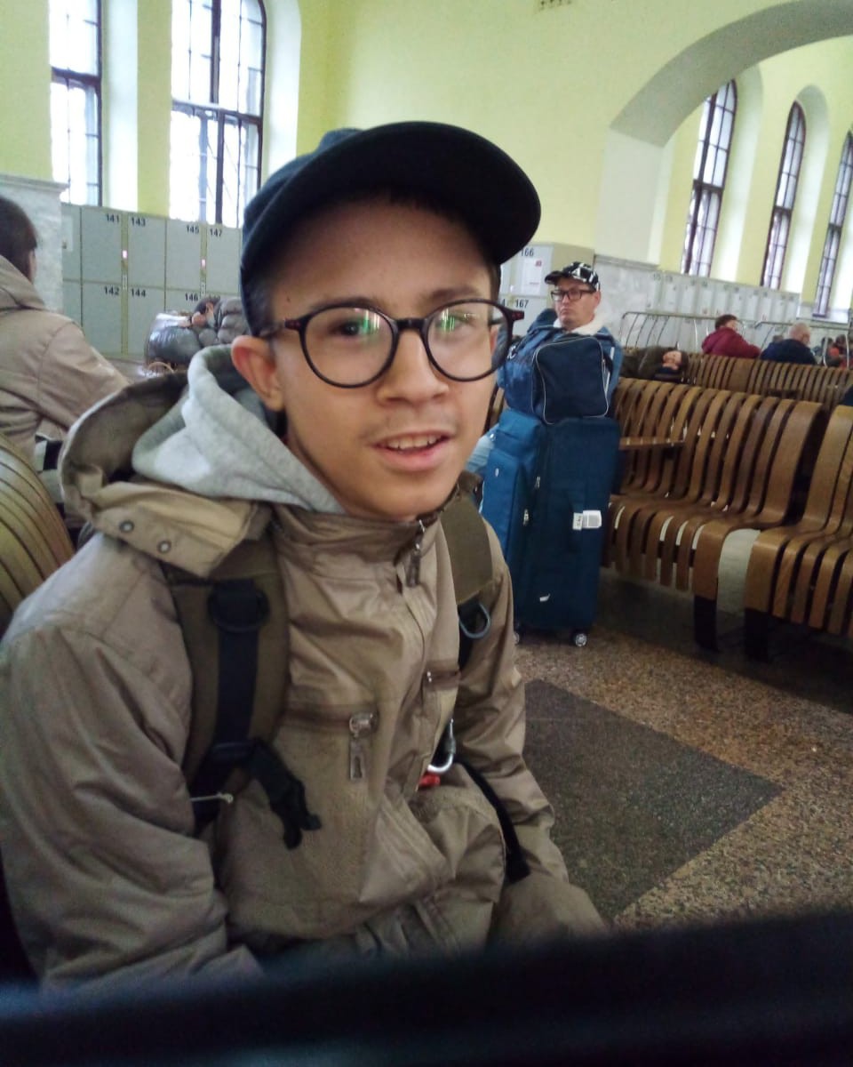 Москва. Казанский вокзал. Ждём наш поезд на Анапу.
#фэнтези_путешествие