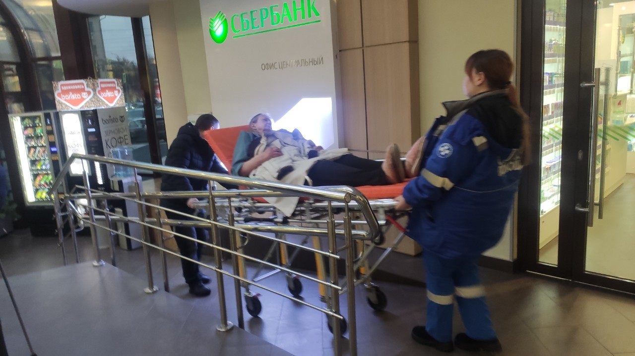 Руслан Бахтеев в LOOKY — Вчера вызвал скорую. В здании Сбербанка пенсионерке стало пл