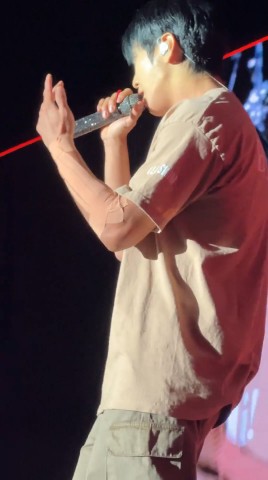 Jung YongHwa в LOOKY. . Soundcheck
Today's 3...