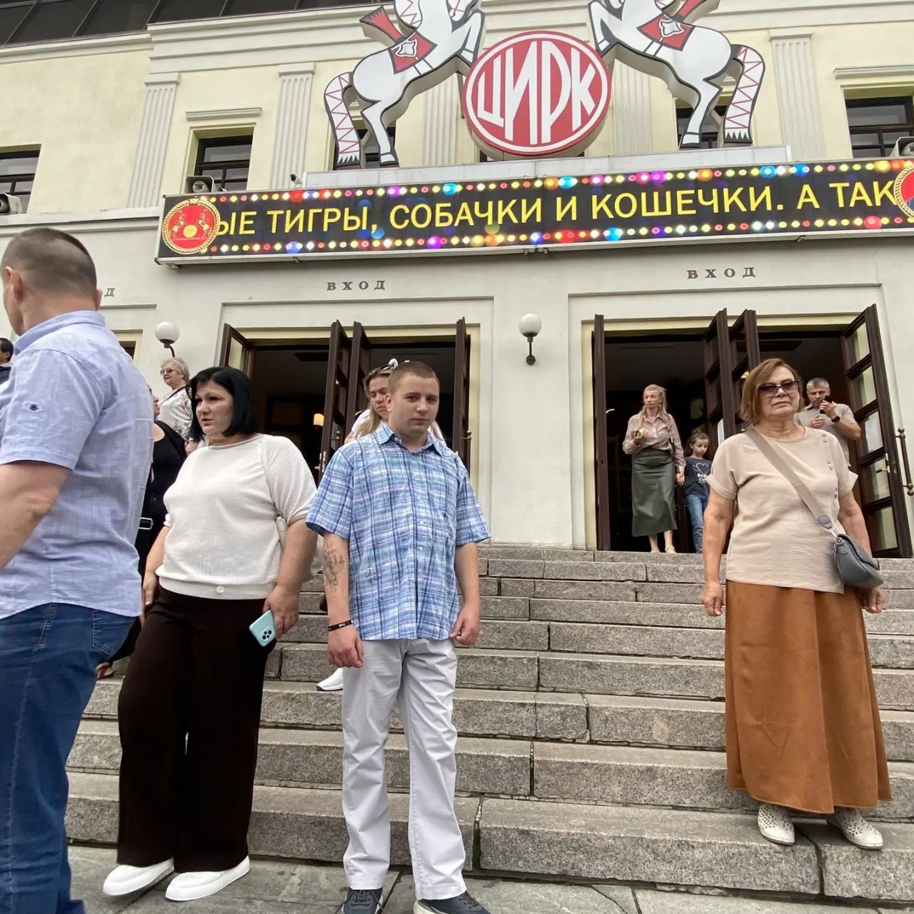 Московский цирк на Цветном бульваре — место с богатейшей историей, где бережно хранят традиции и создают современные зрелищные программы. Переступая его порог, мгновенно отключаемся от повседневных забот и попадаем в мир, где возможно всё. Каждое представление здесь выверено до мелочей. Программа гармонично сочетает в себе динамичные номера жонглеров, изящество эквилибристов и сложнейшие трюки акробатов. Особое место в цирке Никулина всегда занимает клоунада — добрая, ироничная и понятная каждому. Мастерство артистов, яркие костюмы и световые эффекты создают на манеже единую сказочную историю.