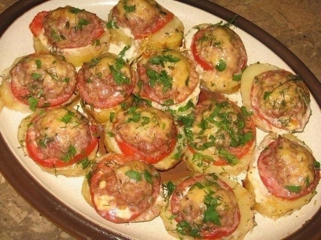 Меню на каждый день в LOOKY — Картофель, запеченный с мясом и помидорами.

Картофель крупн