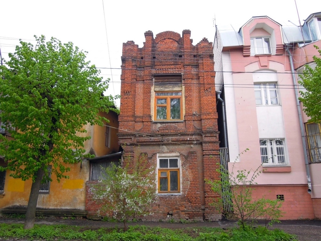 Самый узкий дом Рязани — шириной всего в одно окно. 

Необычная архитектурная достопримечательность города в самом его центре — рядом с Пьяным парком. 
Думаете, этот дом — какая-то градостроительная шутка? Нет, неестественно узкое здание № 69 по улице Урицкого шириной в одно окно — реальный жилой дом. 

Это все, что осталось от усадебной территории Николая Дмитриевича Малашкина, издателя и попечителя. Большую территорию на углу улицы Урицкого и Газетного переулка некогда занимала усадьба, принадлежащая семье потомственных купцов Малашкиных. На фото приложили для вас самого купца Малашкина и его дом в Газетном переулке, который потом стал редакцией первой рязанской частной газеты.

Двухэтажное здание было полностью деревянным, а узкая каменная постройка в стиле модерн, которая дожила до наших дней, скорее всего, выполняла противопожарную функцию: в случае чего, она должна была препятствовать распространению огня на соседние строения.

Деревянная часть была утрачена в советское время. Оставшееся здание сначала определили под магазин, а потом отдали под жилое помещение, каким оно и является сегодня.

[#РЯЗАНЬ](РЯЗАНЬ) [#рязанскаяобласть](рязанскаяобласть) [#туризм](туризм) [#туризмроссия](туризмроссия) [#локальныйтуризм](локальныйтуризм) 