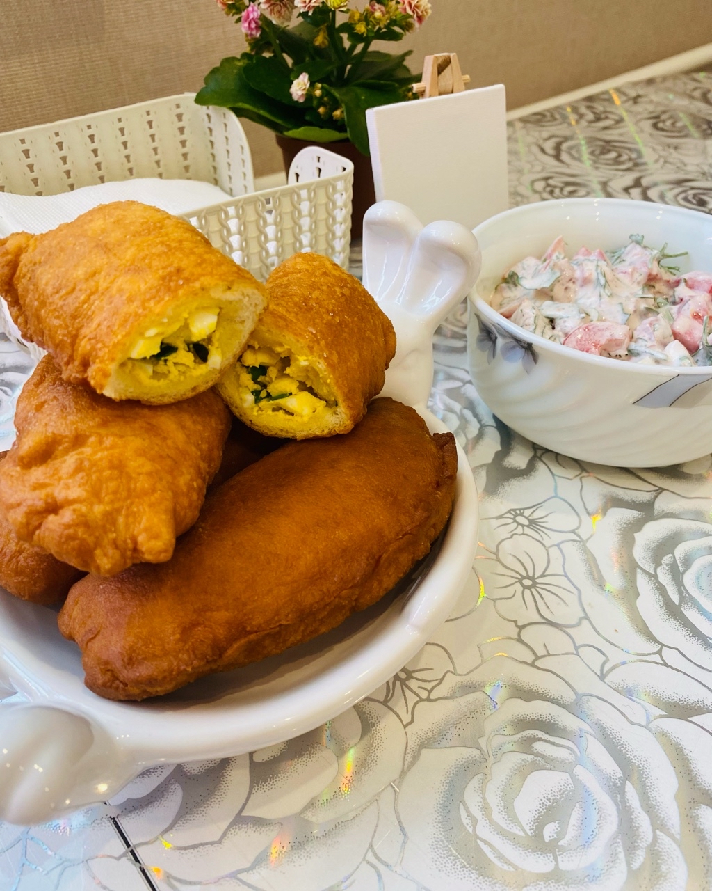 В меню сегодня пирожки с яйцами и зеленым луком 🥬

И салатик из 🍅 с зеленью 😍
Мой любимый

#салат #зелень #еда #пирожки