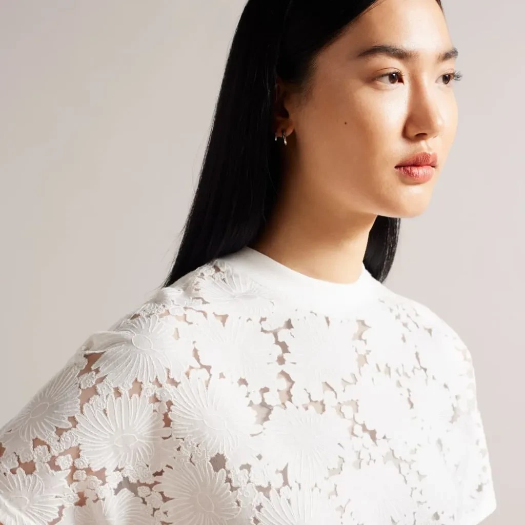 *Ted Baker*- оригинал 
 
Кто не знает эту марку немного экскурса 

Ted Baker – популярный бренд в мире британской моды, направленный на создание мужской и женской одежды, сумок, обуви, аксессуаров и наручных часов. Первый магазин открылся в 1988 года в Глазго, в нем продавались только мужские рубашки и костюмы. К настоящему же моменту марка Ted Baker имеет около 2 000 точек продаж более чем в 30 странах мира. Такому быстрому росту могут позавидовать все fashion-бренды в мире.

Хотите покупать дешевле ?
Пишите в директ - научу расскажу .