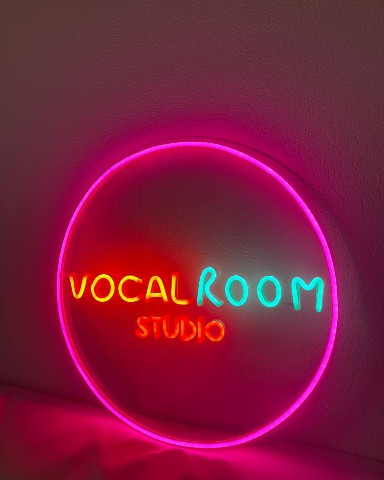 Neon Master в LOOKY. #vocalroomstudio,#неоноваявывеска,#студиязвукозаписи,#пение,#музыкальнаястудия. Огни большого города...