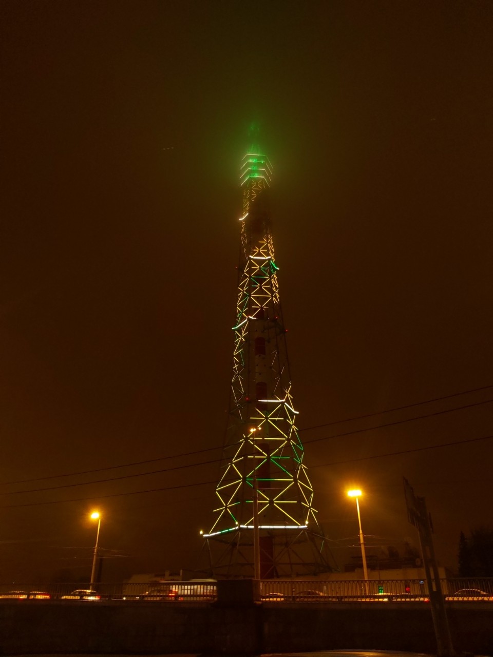 Туманная змея упирается в небо...
#чапыгинскаябашня
#телебашня
