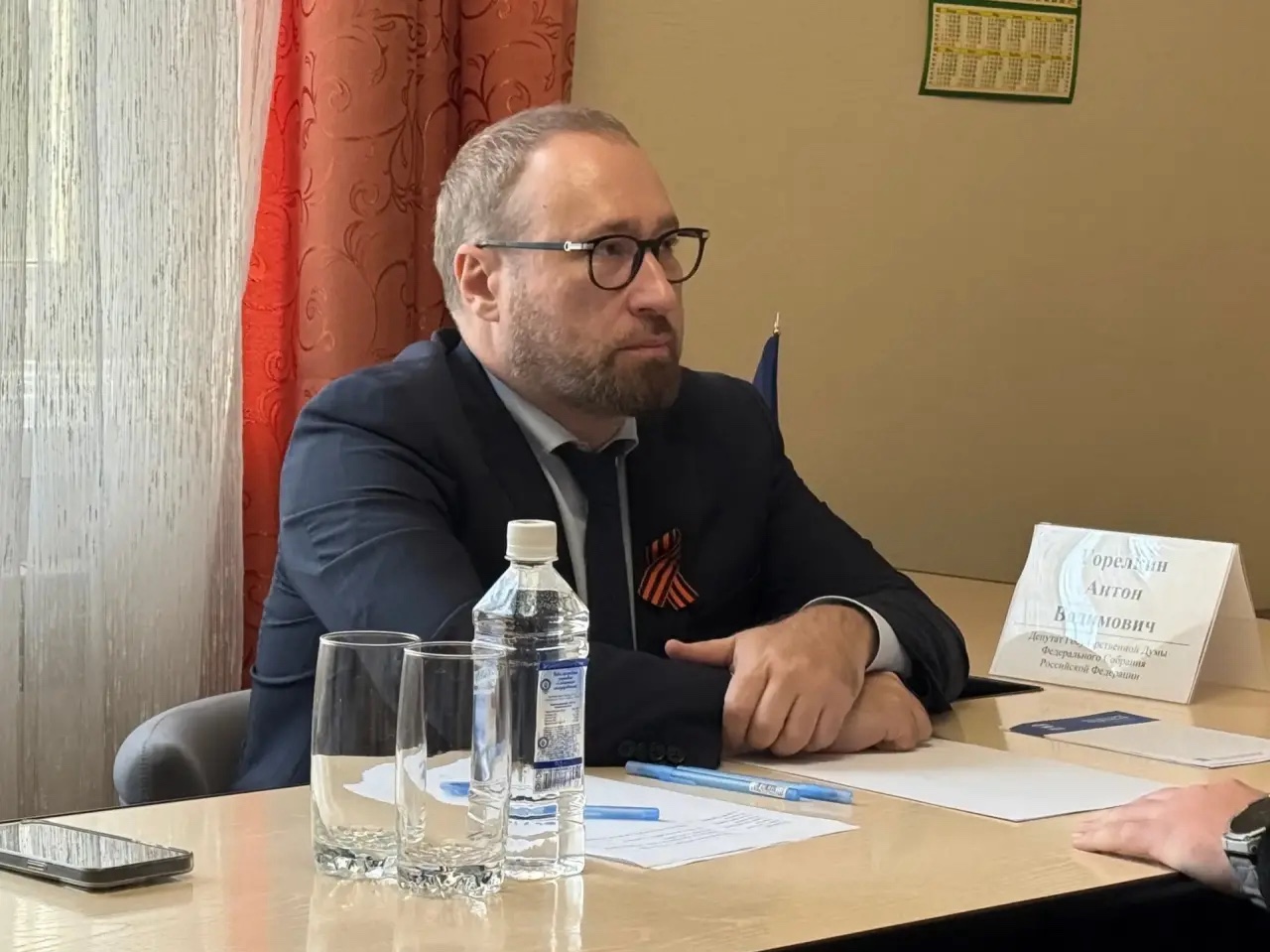 Депутат Антон Горелкин в LOOKY. . С наказом в новую На...