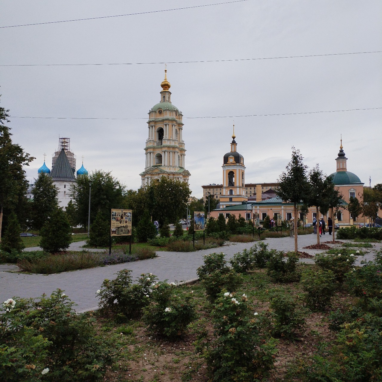 Любитель путешествий в LOOKY — Вид на Новоспасский монастырь и храм Сорока Мучеников с 3-го