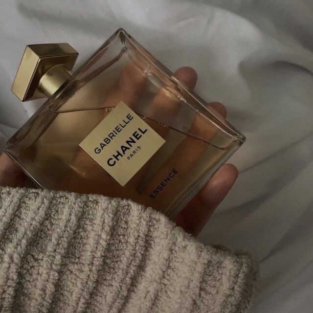 Gabrielle Chanel — это аромат для женщин, он принадлежит к группе цветочные. Gabrielle выпущен в 2017 году. Парфюмер: Olivier Polge. Верхние ноты: Грейпфрут, Мандарин и Черная смородина; средние ноты: Цветок апельсина, Жасмин, Иланг-иланг, Тубероза, Ландыш, Груша и Розовый перец; базовые ноты: Мускус, Сандал, Кашмеран и Корень ириса.