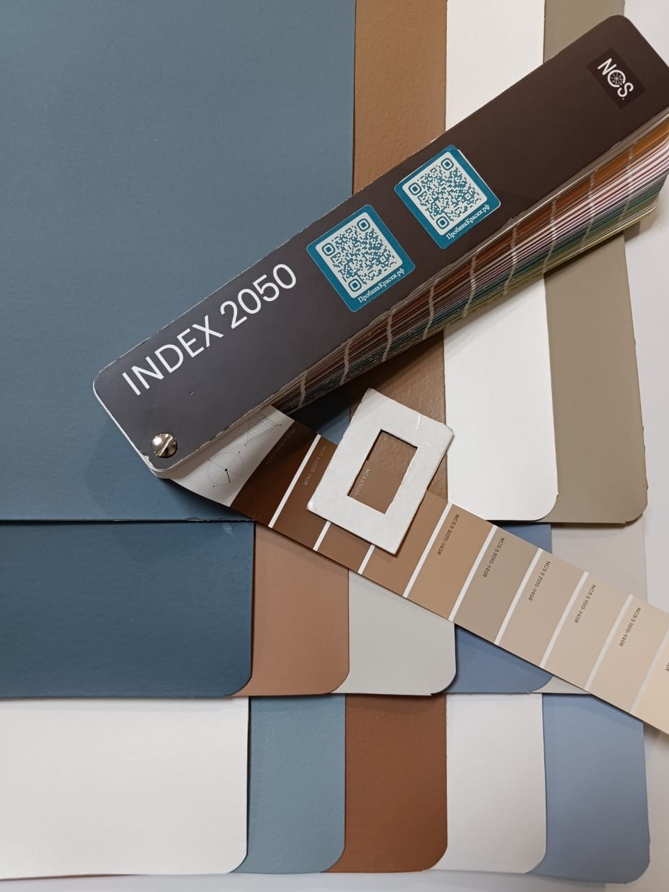  в LOOKY — Выкрасы цвета краски на картоне формата А3:
Dulux 70YY 83/03