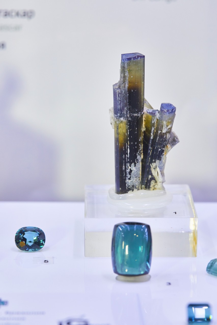 О драгоценностях About Jewellery в LOOKY — Открытие выставки «Путь самоцвета» в Музее времени и часов.
