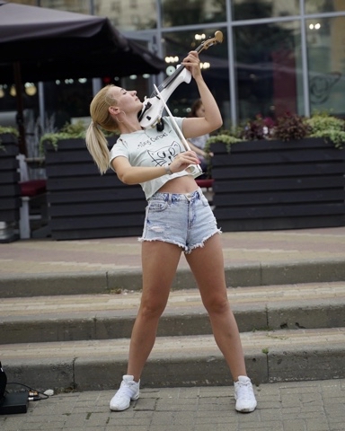 evgeniya_violin в LOOKY. #скрипка,#скрипачка,#электроскрипка,#курск,#белгород,#орел,#скрипкакурск,#музыка,#музыкант,#уличныймузыкант. «Поздоровалась» с Ку...