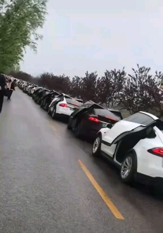 Рассветный Светлячок в LOOKY. #будущее,#tesla,#fyp,#вирусный. Эта Tesla Y стоит ок...