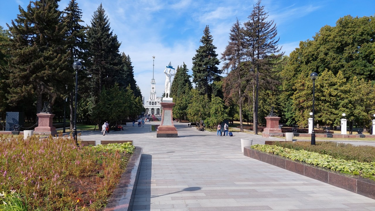 Для тех, кто сейчас в Москве, и выбирает, куда пойти погулять. Не менее занимательным и интересным времяпрепровождением сейчас, может как вариант быть, прогулка у Северного речного вокзала. На территории Северного речного вокзала круглый год проходят бесплатные мероприятия для детей и взрослых. После реставрации парка, здании вокзала и набережной в сентябре 2020 года, всё это заиграло новыми красками, и стало выглядеть очень современно и красиво. 

А что касаемо истории вокзала, то, его строительство началось весной 1933 года, одновременно с работами над каналом Москва-Волга, и продолжалось четыре года и восемь месяцев. Построен был в 1937 года одновременно с Каналом имени Москвы на берегу Химкинского водохранилища.

Красивое здание вокзала, напоминающее огромный корабль с высокой мачтой, является памятником архитектуры и одним из символов Москвы - "порта пяти морей". Хоть это и звучит иронично для расположенного глубоко на суше мегаполиса с удалением на сотни и тысячи километров от морей, но фактически отсюда можно выйти по каналам и рекам, как в северные (Белое, Балтийское), так и в южные моря (Черное, Азовское и Каспийское). В столице помимо Северного речного вокзала есть также Южный речной порт.

Так же, хочется отметить габариты вокзала.  Высота здания со шпилем 75 метров, длина по фасаду 150 метров, длина шпиля 27 метров.

Сам Парк Северного речного вокзала выглядит как живописное место с элементами благоустроенности, чистотой и уютом. Здесь в полной мере можно насладиться свежим воздухом.
Выйдя на набережную, можно в насладиться панорамными видами водной глади. У причалов останавливаются теплоходы и речные трамваи, на которых можно прокатиться по Москве, или отправиться в дальнее путешествие по водным просторам России.

Протяженность набережной составляет около 1,5 км.
Моя же прогулка по этой достопримечательности была датирована августом 2022 г.

💥ЮТУБ КАНАЛ https://www.youtube.com/@MaksImychTraveler
💥РУТУБ КАНАЛ https://rutube.ru/u/maksimychtraveler
💥КАНАЛ НА ДЗЕН  https://dzen.ru/maksimychtraveler

#москва #северныйречнойвокзал  #речнойвокзал #каналименимосквы #химкинскоеводохранилище #москварека #москва2022 #лето2022 #лето