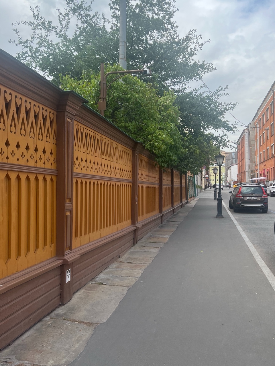 🌳Усадьба Л.Н.Толстого в Хамовниках🌳

Усадьбу в Москве семья приобрела в 1882 г., потому что дети подросли и им нужно было получать образование. Площадь усадьбы составляет 1 гектар, дом окружен красивым садом. Схожесть с Ясной Поляной была одной из причин её покупки.

Толстые проводили здесь время с осени по весну на протяжении 19 лет, а на лето перебирались в Ясную Поляну.

Усадьба стала культурным центром Москвы. Здесь бывали Чехов, Фет, Горький, Островский, Лесков, Бунин, Пастернак, Рахманинов, Скрябин, Римский-Корсаков, Шаляпин, Поленов, Репин, Серов и другие известные люди.

В этом доме Толстой написал более 100 произведений, в том числе «Воскресение».

С 1901г. Лев Николаевич в московском доме не жил. Последний раз он останавливался в Хамовниках в 1909г. 

После смерти писателя его жена - Софья Андреевна - продала усадьбу Московской городской управе в целях создания музея.

Все экспонаты в усадьбе подлинные, их здесь более 5 тысяч.
