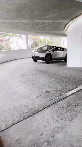 TeslaL в LOOKY. . Тест-драйв Tesla Cyb...