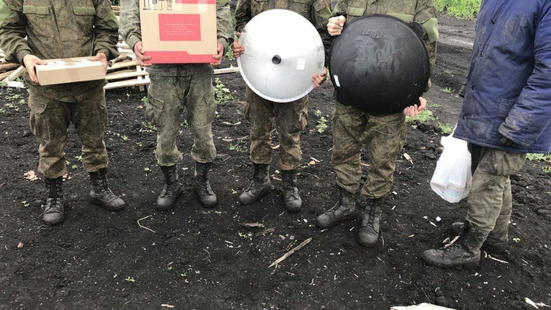 К нам обратились ребята, мотострелки, был срочный запрос на 28 комплектов летней формы, на большой казан. Собрали, закупили, повезли💪🇷🇺 Помимо всего остально дали коробку домашнего "ролтона", спасибо группе волонтеров из Тюмени #ТеплоZOV72, короб окопных свечей, чай, крупы, тушенка.
Теперь ребята сытые и одетые🙏

#КтоЕслиНеМы
#СвоихНеБросаем
#МыВозимПомощь
#ТеплоVOZ31

Ссылка на группу
👇👇👇👇👇👇👇👇👇👇👇👇

https://t.me/+ZES59bq18FJhZjky
