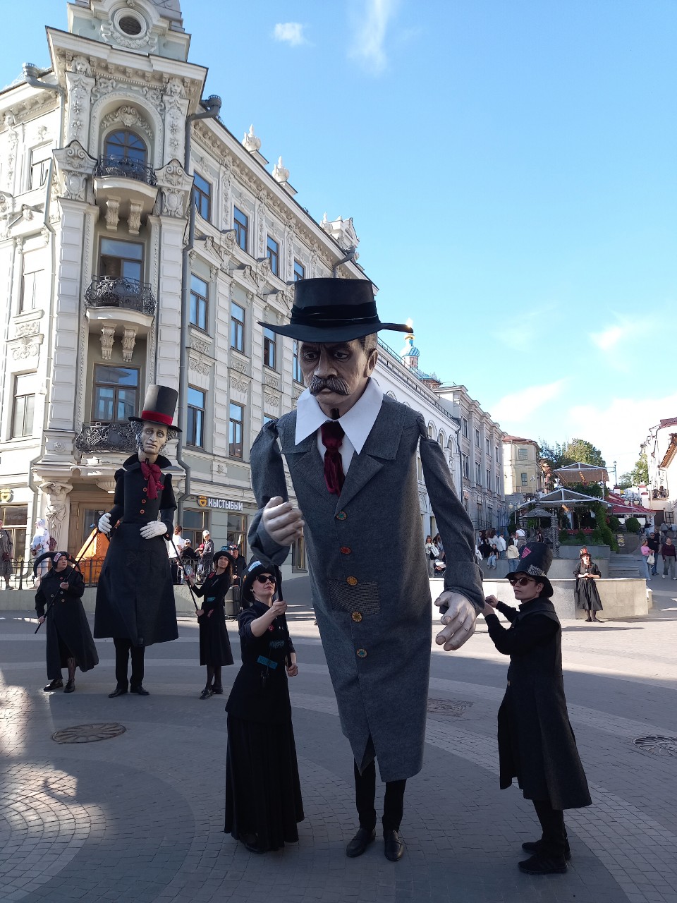 В очередной раз убедился: замечательно наш народ культурно и литературно подкован 🎩 И такие мероприятия, как фестиваль искусств "Горький+", этому всячески способствуют. Фигура Максима Горького — это вне времени, это на века ℹ Спектакль-променад "Великанцы", питерский театр "КУКФО" | Пешеходная улица Баумана, Казань | Июнь 2026