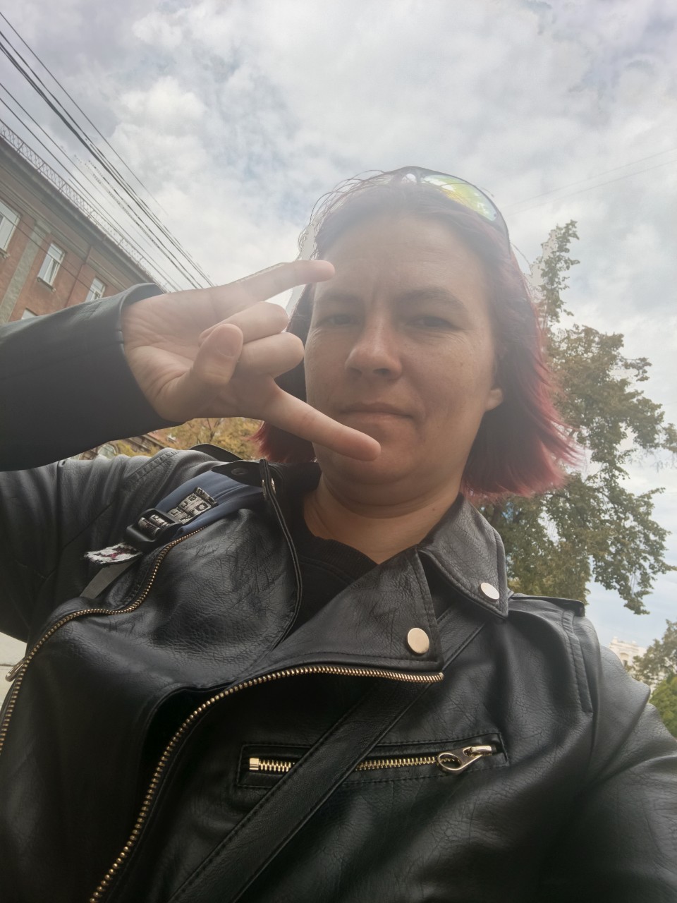 #5-е_сентября_248/365

Первая суббота сентября.

За окном — запах хризантем, остывающего асфальта и новых кроссовок 🍂 
 Уже прошли первые уроки дети потихоньку привыкают к школе.

7 класс. Тот самый возраст, когда из трогательного первоклашки вдруг вырастает колючий подросток со своим миром в наушниках. Когда «мам, помоги» всё чаще сменяется закрытой дверью комнаты, а наши родительские чаты разрываются от паники: «Он ничего не хочет!», «Она огрызается!», «Мы теряем контроль!»

Я помню этот липкий страх внутри тем более когда сын у тебя не первый. Желание приставить надзирателя к каждому домашнему заданию, проверить каждый чат, подстелить соломку везде, где они могли споткнуться. 
И однажды ночью я просто выдохнула.

И сказала себе: я доверяю процессу роста своих детей. ✨

Это самая сложная материнская суперсила — разжать пальцы. Перестать быть прорабом на стройке их личности и стать архитектором безопасного пространства рядом. 
Нашим детям сейчас не нужен второй учитель или контролер с ремнем (даже если этот ремень — тревожные сообщения в мессенджере). Им нужно убежище. 
Нужен взрослый, который скажет: «Я вижу, как тебе трудно. Я рядом. Мы справимся».

Отпустить контроль — это не значит пустить всё на самотек. 
Это значит сменить оптику: 
🛑 Вместо «Почему опять тройка?» → «Что тебя увлекает по-настоящему? Давай построим сильную часть портфолио вокруг этого».
 🛑 Вместо «Надень шапку!» → «На улице ветрено, возьми капюшон, если захочешь».
 🛑 Вместо проверки ГДЗ до полуночи → пойти пить чай и болтать ни о чем, давая мозгу ребенка право самому столкнуться с двойкой и сделать выводы.
Продолжение по ссылке

#маматподростка #7класс #доверяюпроцессу #подростковыйвозраст #бытьдругом #осень2026