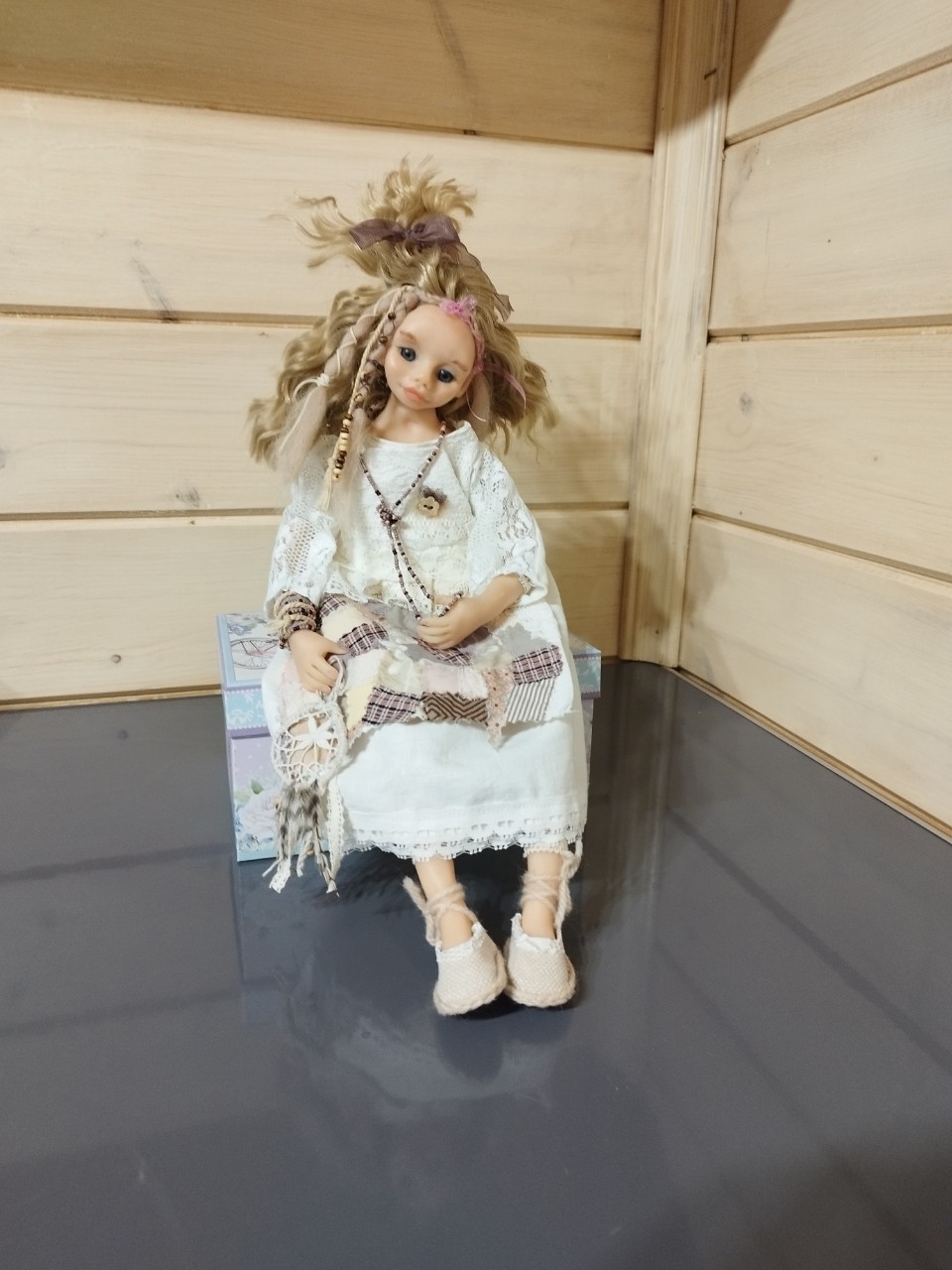 🤗Встречайте Феечку 🧚Залатуша.
В кельтской (Фейской) мифологии 🧚Фея Хранительница снов.
💮💮💮
Я сплету тебе ловец снов, слишком хрупкий, как паутина, с амулетом из перьев сов, камешком из песчаной глины.

Я сплету тебе ловец снов, сквозь волнение и сквозь трепет я вложу в него много слов, песню, стих, беззаботный лепет.

Я сплету тебе ловец снов, такой, знаешь, совсем обычный, без галактик и облаков, успокаивающий и личный.

Я сплету тебе ловец снов, я вплету в него ключ от счастья, понимание всех основ, и узоров, что на запястье.

Я сплету тебе ловец снов, ориентируясь на дороги, на тепло, что идет от домов, и на то, чтоб забыть тревоги.

Я сплету тебе ловец снов, мои руки дрожать будут слабо, вспоминая весь цвет лесов, (хотя этого слишком мало).

Я сплету тебе ловец снов, слишком близкому и родному, чтобы компас со всех полюсов приводил тебя прямо к дому.

Я сплету тебе ловец снов, не как дар и не как подарок.
С шумом моря со всех берегов.
Чтобы он защищал от кошмаров.

Я сплету тебе ловец снов
И хранить их буду обещаю...
(Автор Марина Герасимова) #любимыестихи
#куклаотевгеши